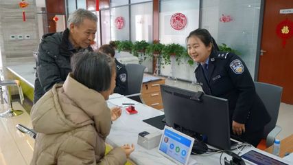 今天我當(dāng)班 | 走進(jìn)公安服務(wù)窗口 不止于“窗口”的社會(huì)經(jīng)濟(jì)咨詢服務(wù)